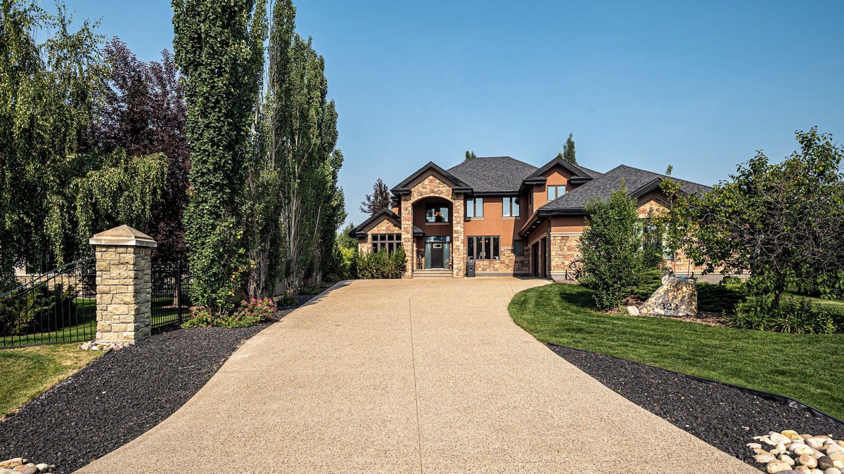 Division No. 11 House | Luxury Haven in Alberta!