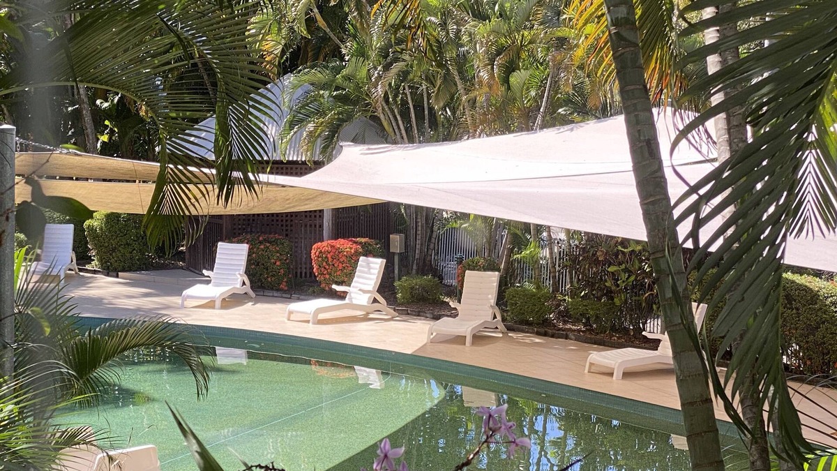 Palm Cove Apartment | Luxury Haven, Pool, Internet, HDTV, Gym