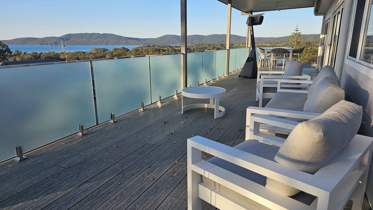 Coomba Park House | Luxury Hidden Lakeside Gem that fits the whole family!