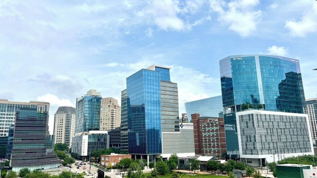 Uptown Apartment | Luxury high-rise living in our 2BR/2.5BA Uptown Dallas Apt WALK to Arena!