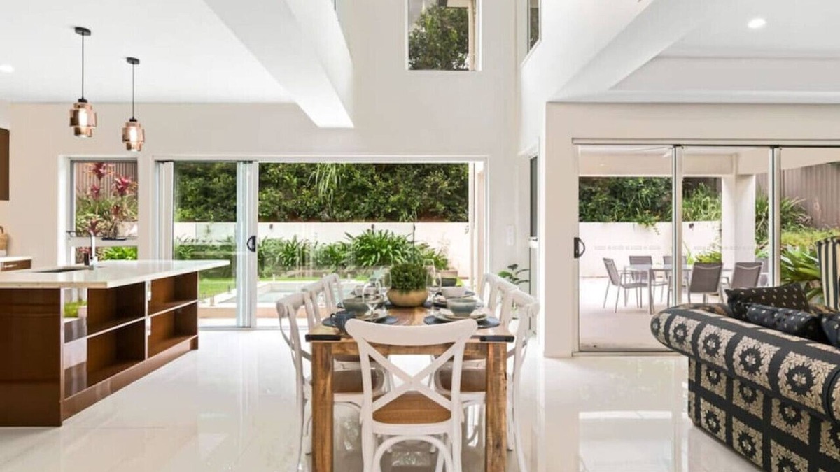 Carindale House | Luxury Hilltop Brand-New 5BD Holiday Home