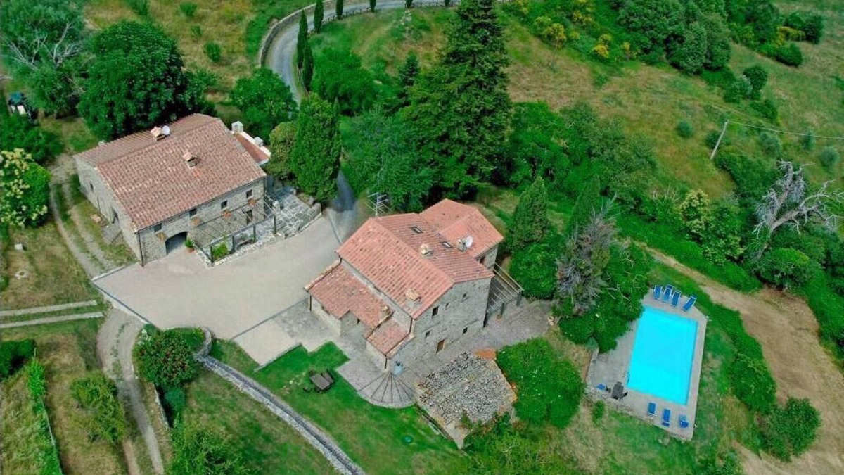 Caprese Michelangelo Villa | Luxury Historic Tuscan Farmhouse with swimming pool overlooking the Tiber Valley