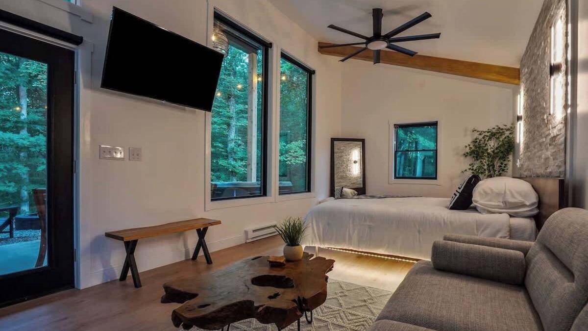 Sugar Grove Cabin | Luxury Hocking Couples Cabin | Secluded! Hot Tub!