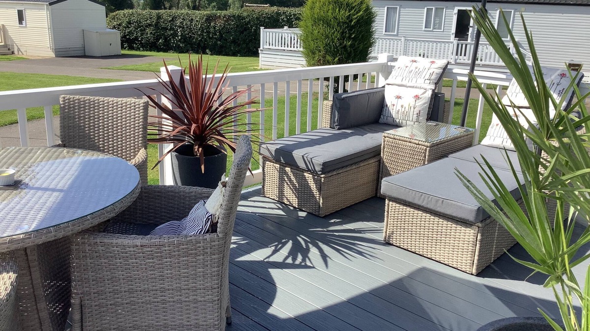 Fenny Bentley Ski Chalet | Luxury Holiday Home, Large Balcony, Quality Outdoor Furniture, BBQ - Indoor Pool