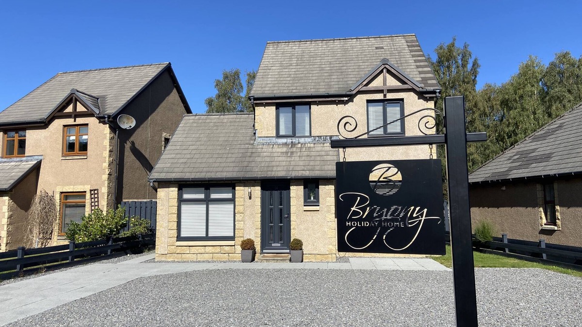 Aviemore House | Luxury holiday home in a quiet central area sleeping up to 5 adults & 2 kids.