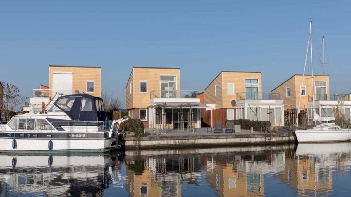 Oude-Tonge House | Luxury holiday home with fully hardened waterfront terrace. The long outdoor table under the terrace