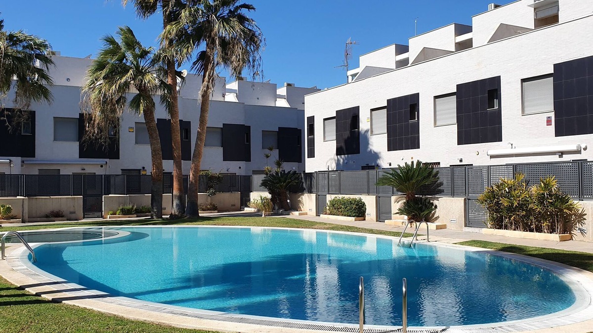 Pilar de la Horadada House | LUXURY HOLIDAY HOME WITH POOL 5 MINS WALK TO BEACH. WIFI,AIR CON, FULL KITCHEN