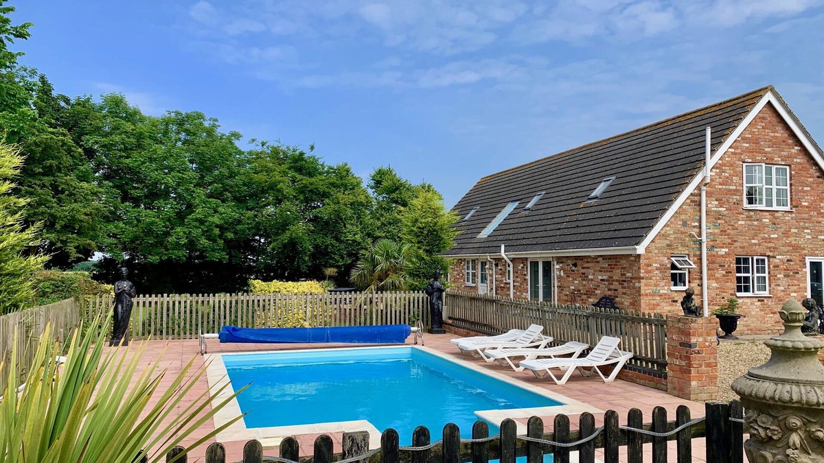 Louth Cottage | Luxury Holiday Home With Pool - Sleeps 19