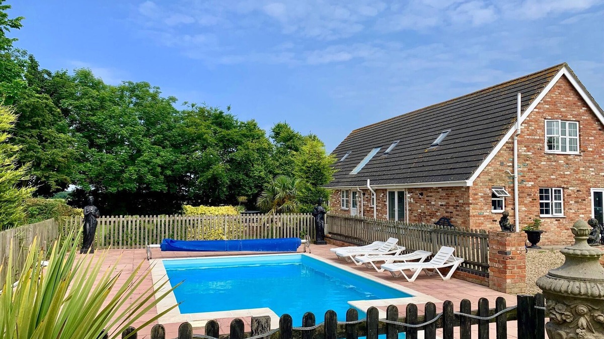 Louth Cottage | Luxury Holiday Home With Pool - Sleeps 13