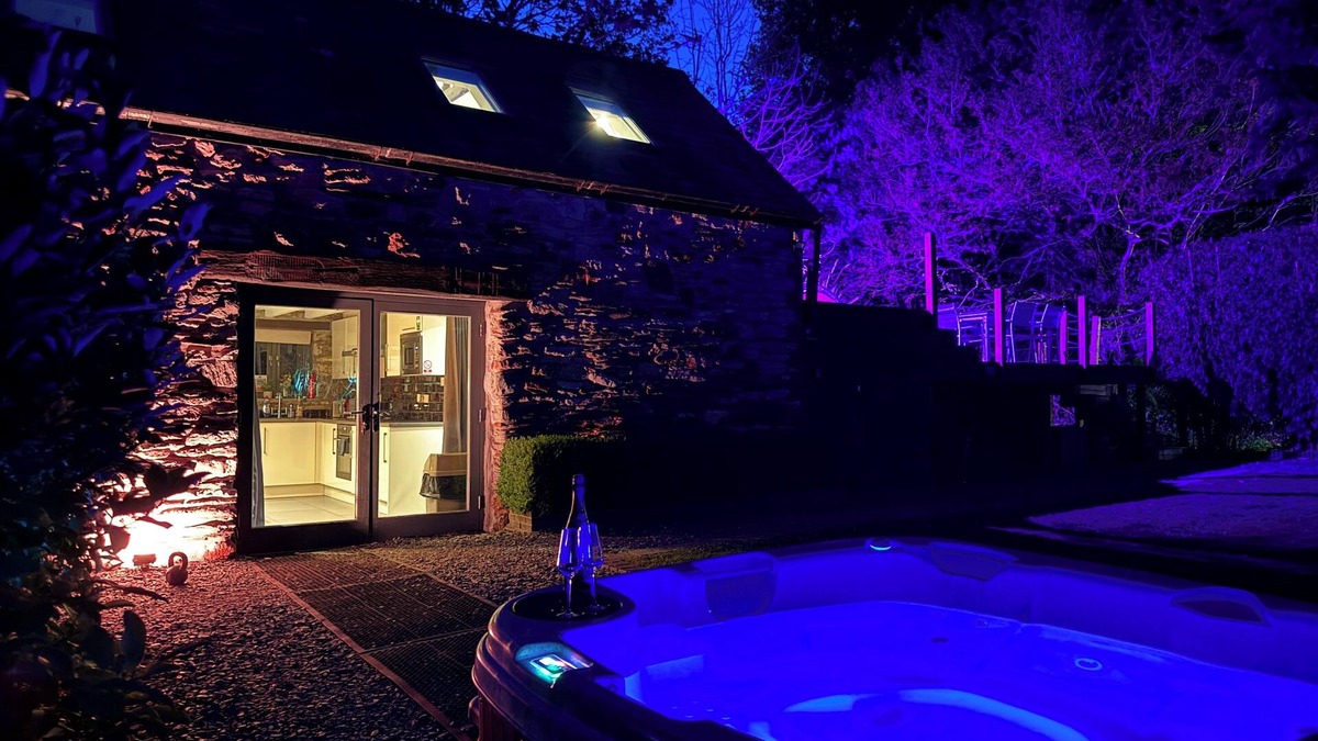 Newton Ferrers Cabin | Luxury Holiday Lodge with Private Hot Tub, Fishing & Giant Cinema & Games Room.