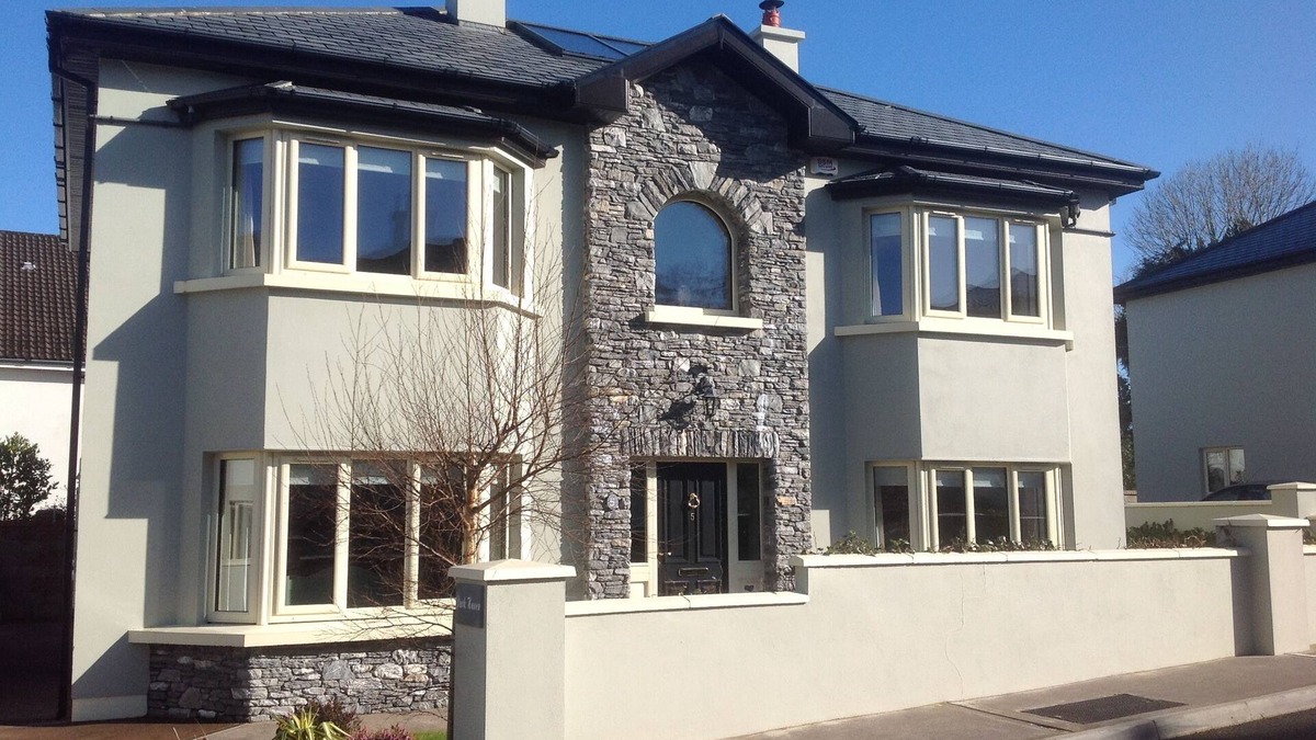 Killarney House | Luxury Home 3 mins to Nat Park, priv parking 4 cars, Secure Gates for families
