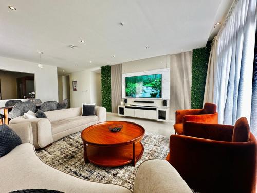 Dar es Salaam Apartment | Luxury home 75”TV, 5mins from City Center & Beach
