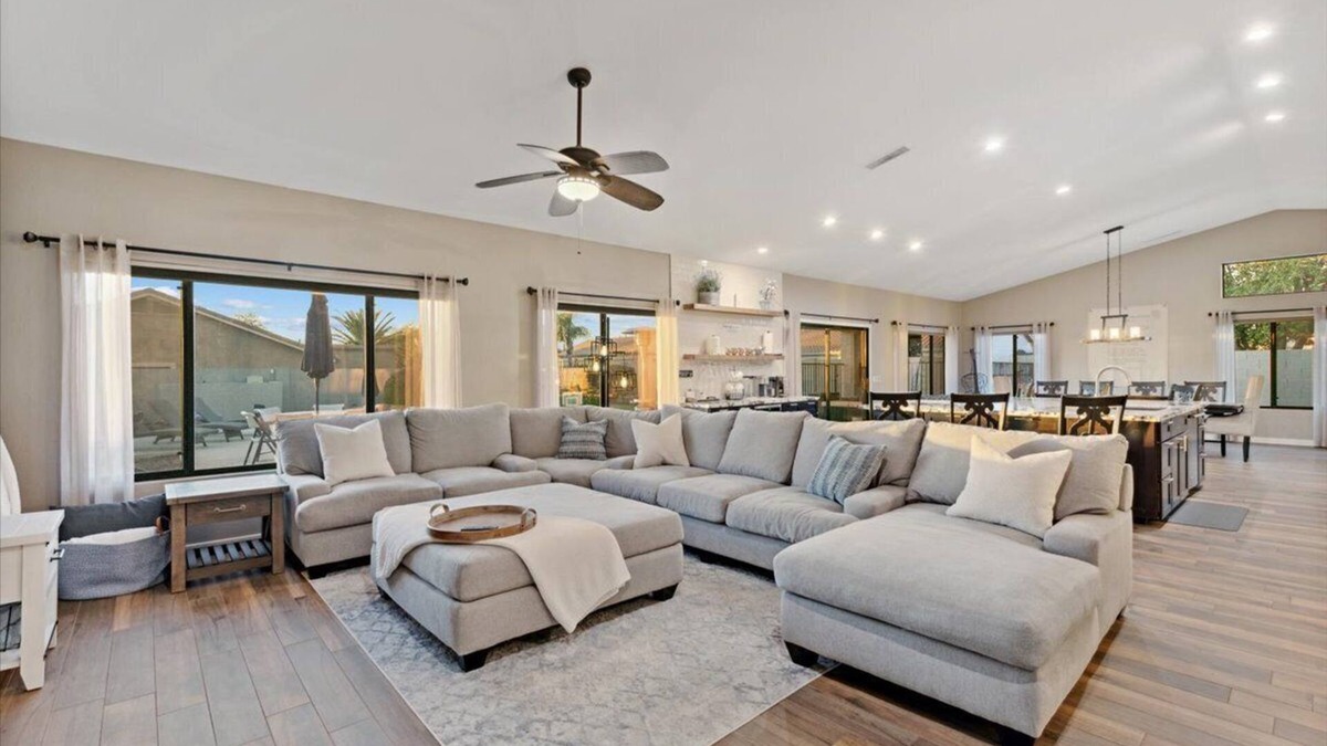 Glendale House | Luxury Home, Beautiful Neighborhood, Spacious for Family, with Pool/Spa.