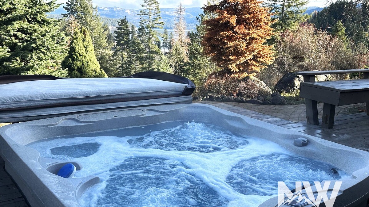 Coeur d'Alene House | Luxury Home—Fireplaces, Hot Tub, Fire Pit, Soaking Tub & Stunning Views for Ultimate Relaxation!