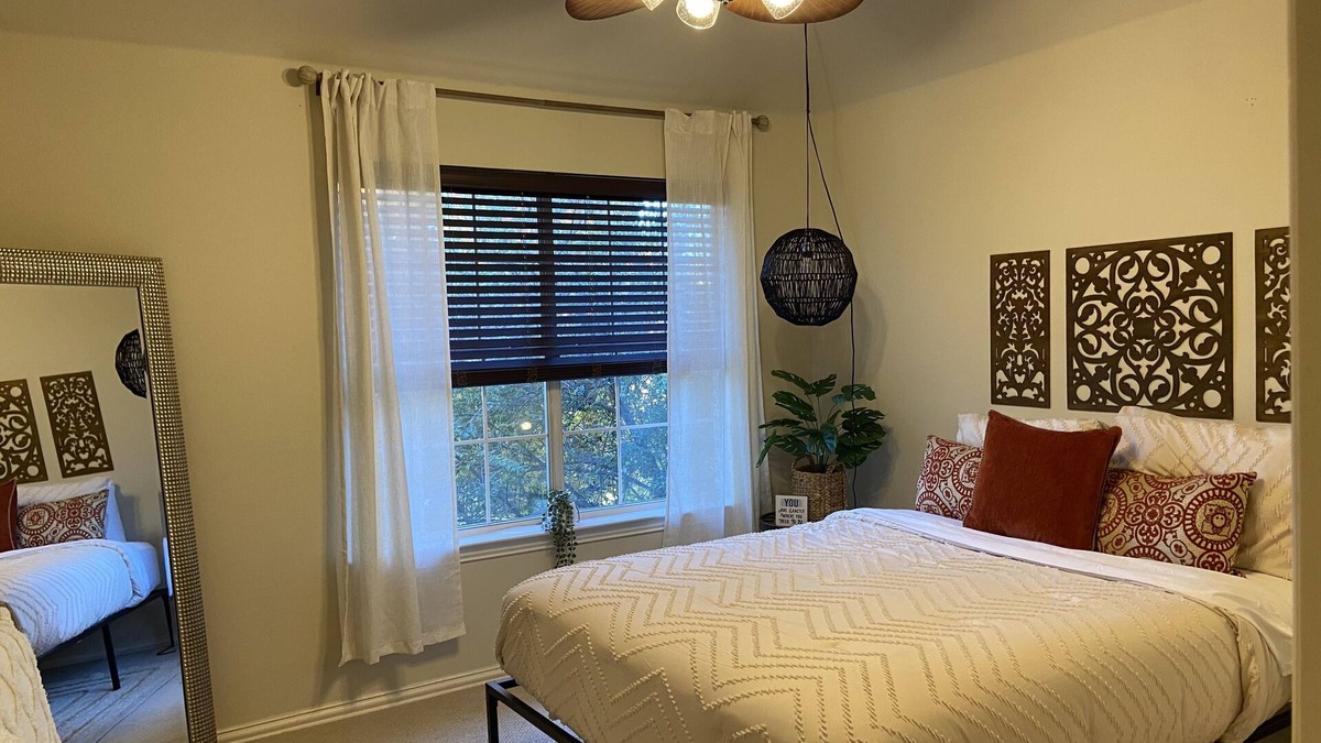 The Colony House | Luxury Home updated kitchen/Spa Bathrooms/and Grand Theater for movie night!