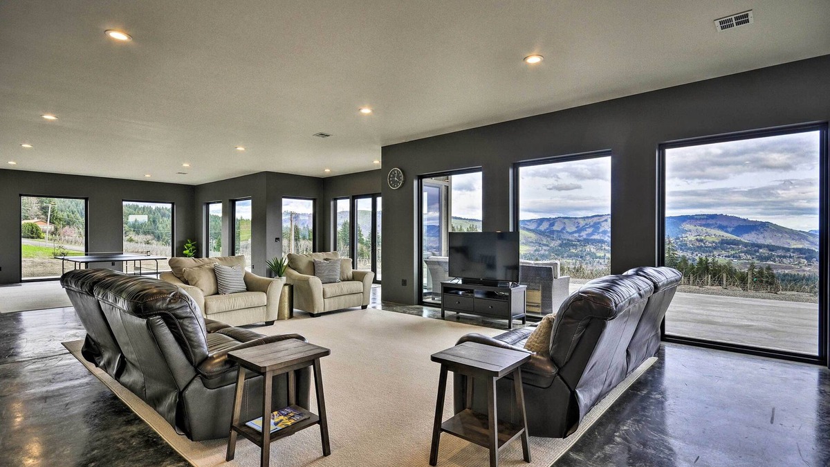Underwood House | Luxury Home w/Views - 5 Min to Columbia River