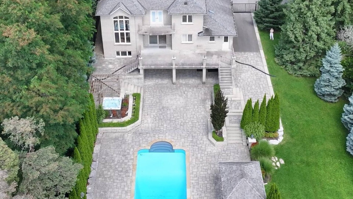 Richmond Hill House | "Luxury Home with Pool and Outdoor Bar"