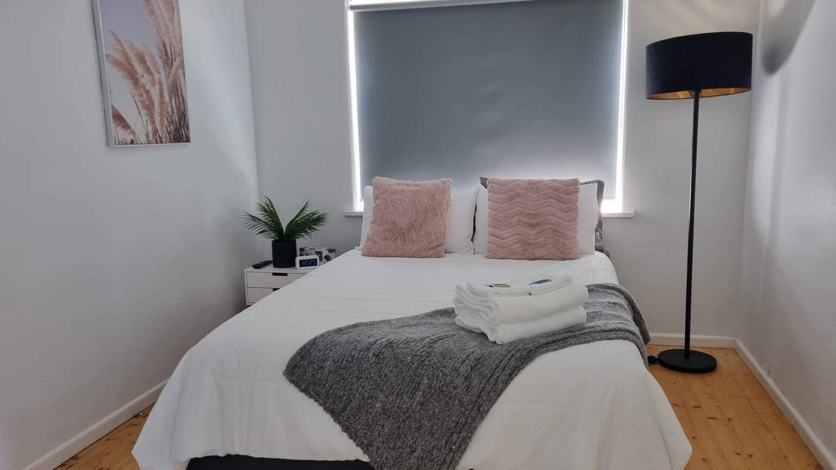 Portland House | LUXURY HOME WITH KING BED, HOT TUB, WiFi, AC , Arcade games Netflix sleeps 9