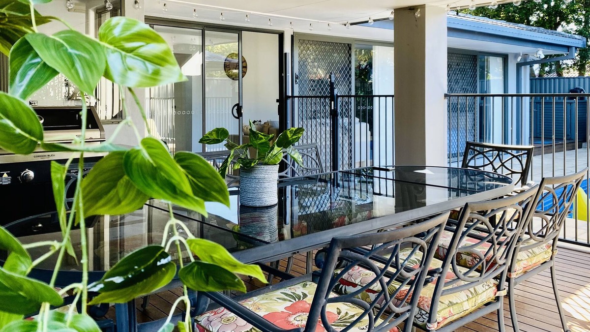 Bundall House | Luxury home with pool close to Surfers Paradise