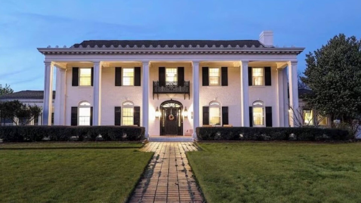 Forest Lake Bed & Breakfast | Luxury Home with Six bBedrooms and Seven Bathrooms one mile from the University of Alabama.