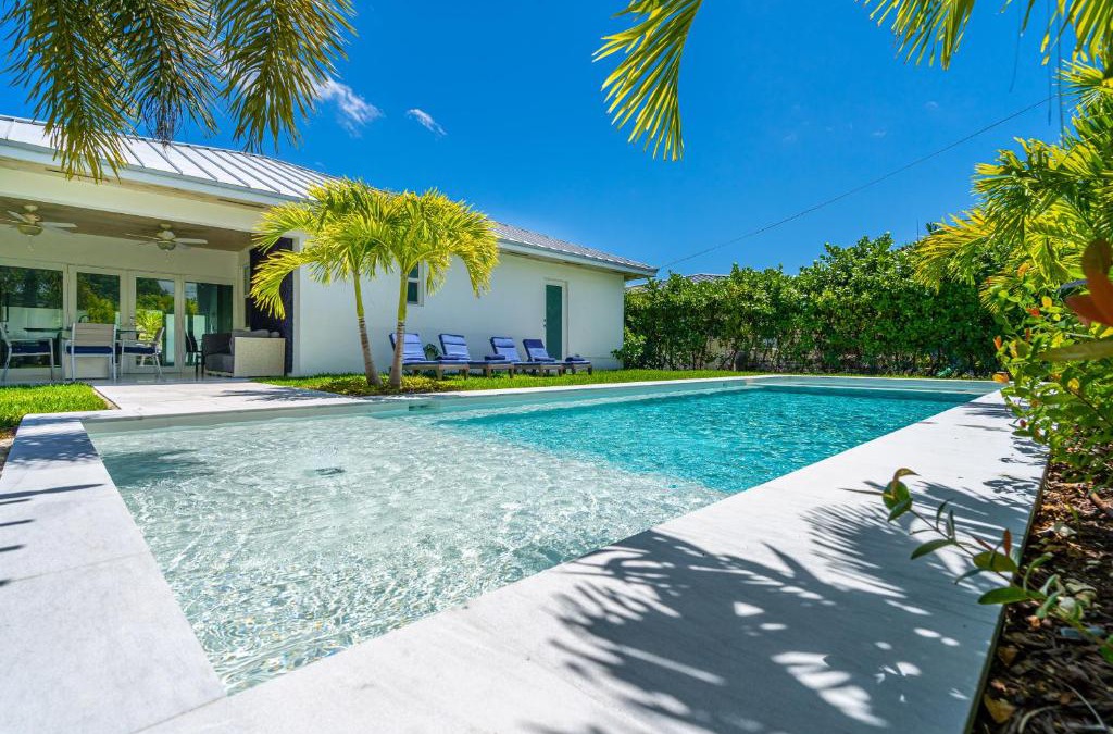 North Bay Village Apartment | Luxury House 4 beds heated Pool w Jaccuzzi