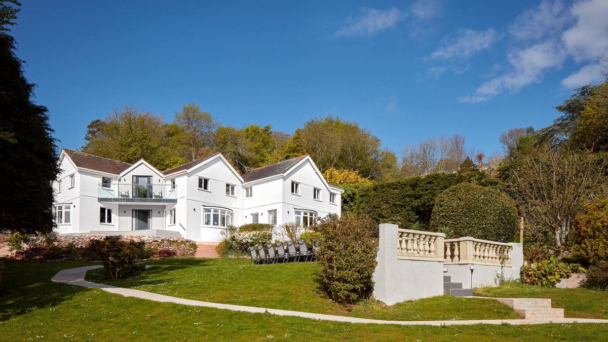 Torquay House | Luxury House | AMAZING sea views |Indoor Pool |8 En-suite bedrooms |Pub & Beach