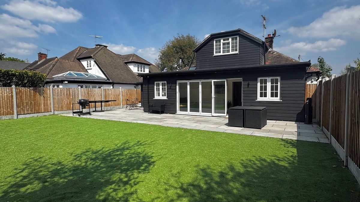 Brentwood House | Luxury House Brentwood, 4 Bedroom, 4 en-suites, Garden/BBQ/Free parking