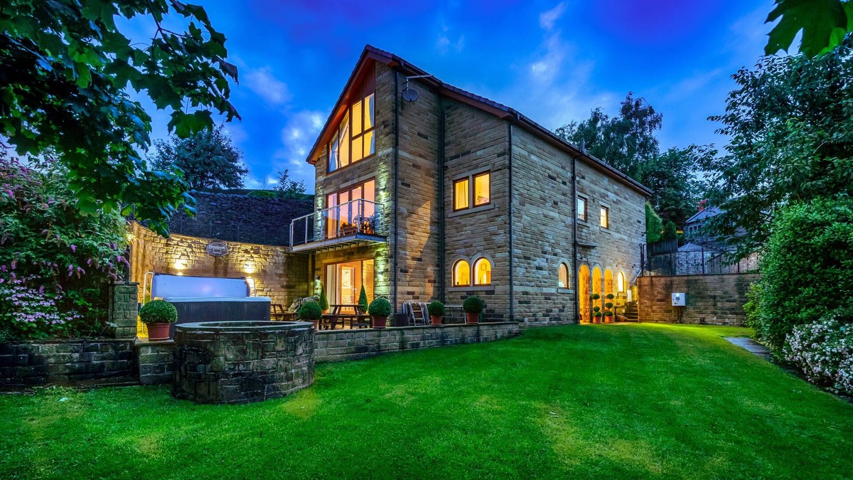 Holmfirth House | Luxury House & Family Retreat Sleeps 12 with Private Hot Tub