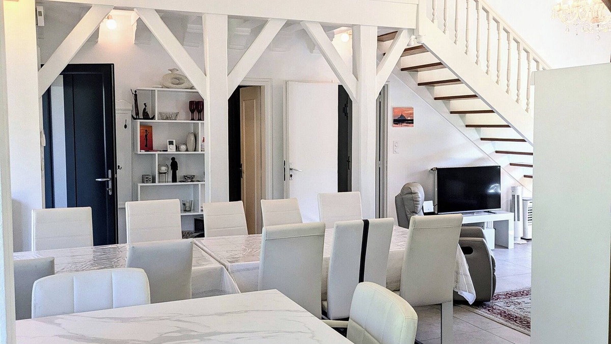 Saint-Ave House | Luxury house ground floor, modern decoration, garden, parkings, wifi, near beach