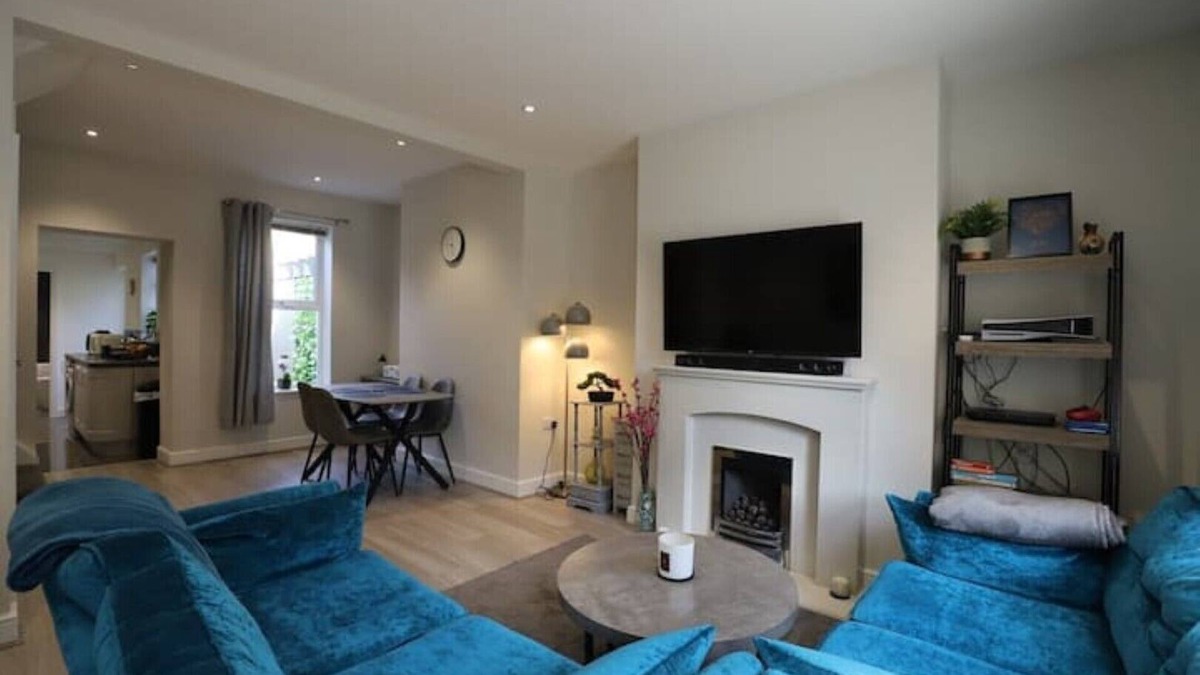 Carlisle House | Luxury House Near City Center Hospital & Superstore