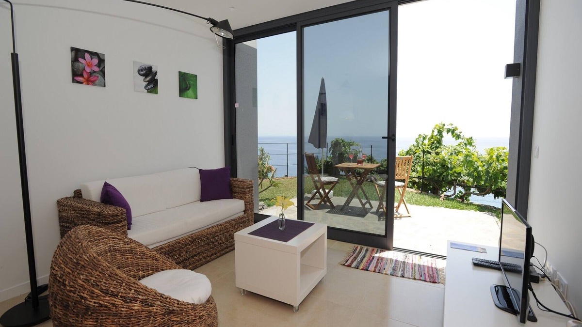 Arco da Calheta House | Luxury-House-Sea view-Ensuite with Shower-Casa Nenufar