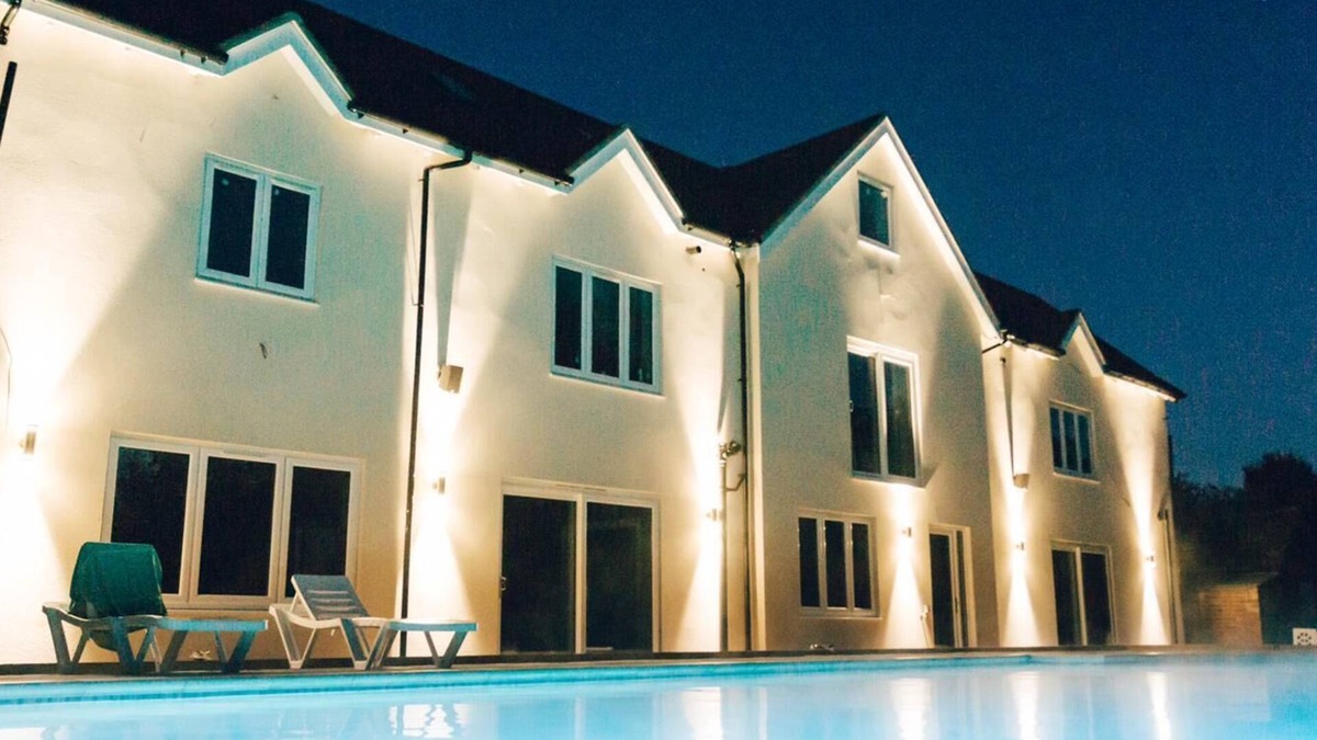 Sharnbrook House | Luxury House with pool and hot tub. Rural private setting