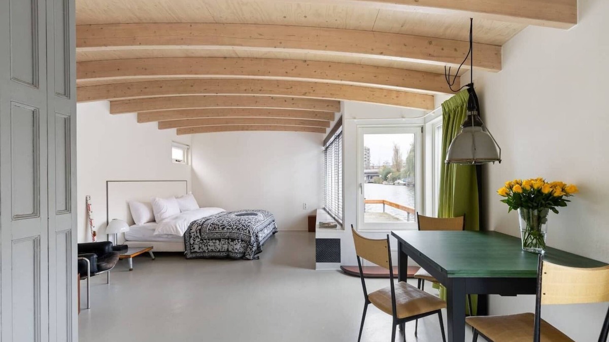 Haarlemmerbuurt Boat Rental | Luxury Houseboat-Apartment is located on the urban island of Prinseneiland in Amsterdam