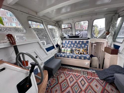 Haarlemmerbuurt Boat Rental | Luxury Houseboat