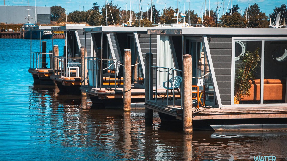 Dinteloord Boat Rental | Luxury Houseboat