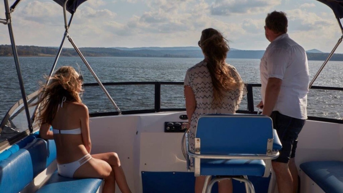 Higden Boat Rental | Luxury houseboat on beautiful Greers Ferry Lake at Lacey's Narrows Marina