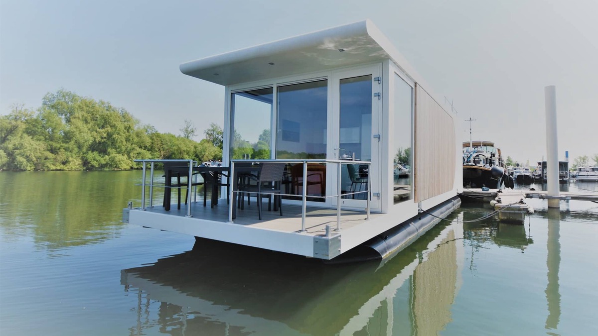 Heugum Boat Rental | Luxury houseboat with panoramic view. Beautiful location and close to the city of Maastricht.