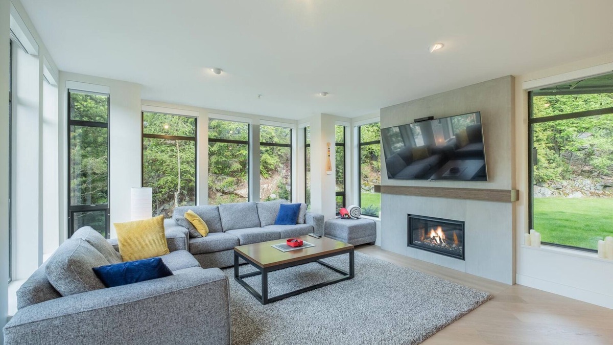 Blueberry Hill Condo | Luxury Hudson's Bay Stay | Mtn Views | AC | BBQ