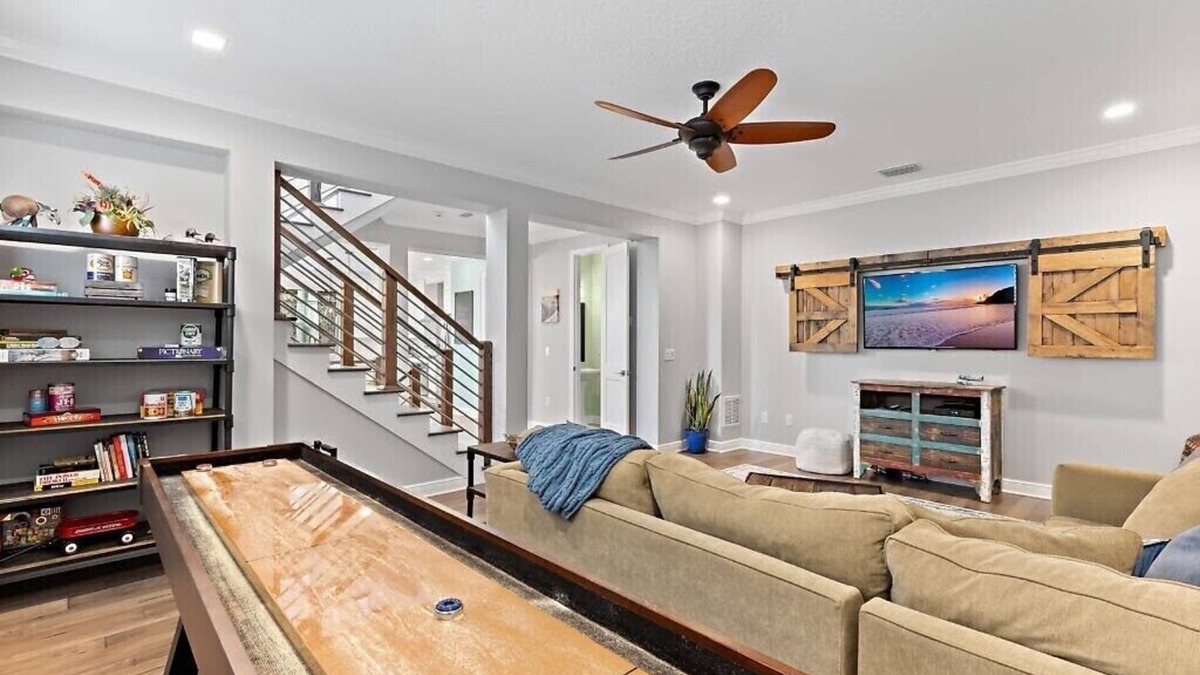 Courier City - Oscawana House | Luxury Hyde Park 3BR Retreat ☀️ Shuffleboard & Soaking Tub 🌴 Family Friendly