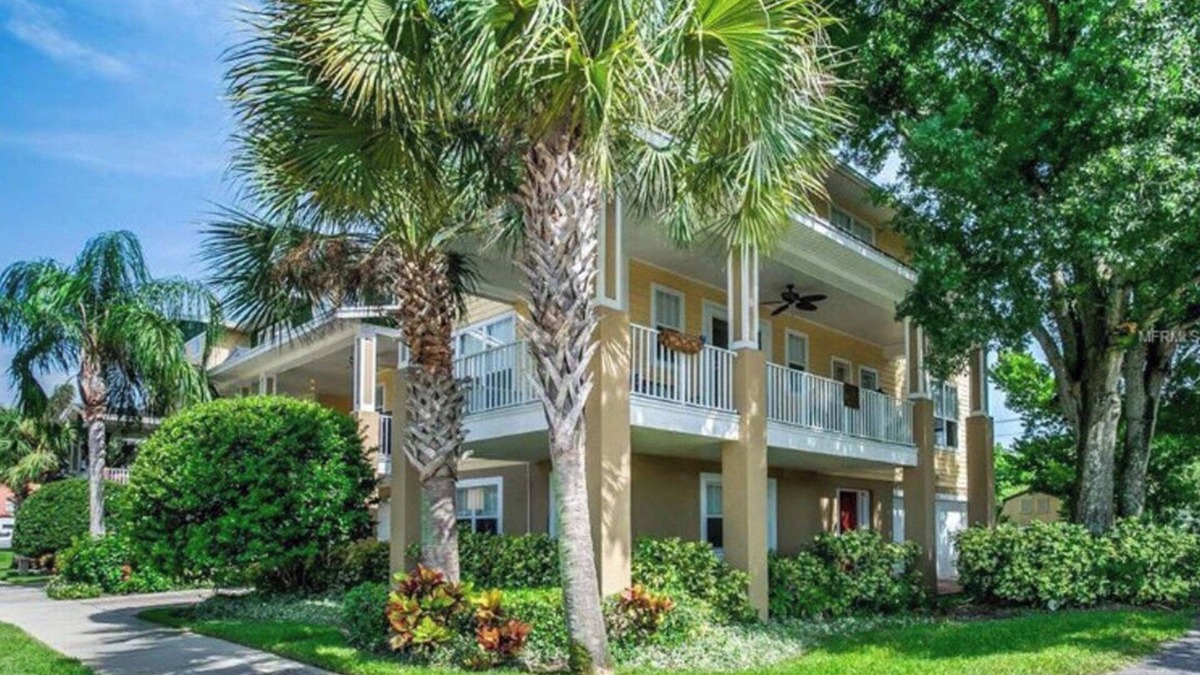 Courier City - Oscawana House | Luxury Hyde Park Townhome- WALK TO RESTAURANTS/BARS