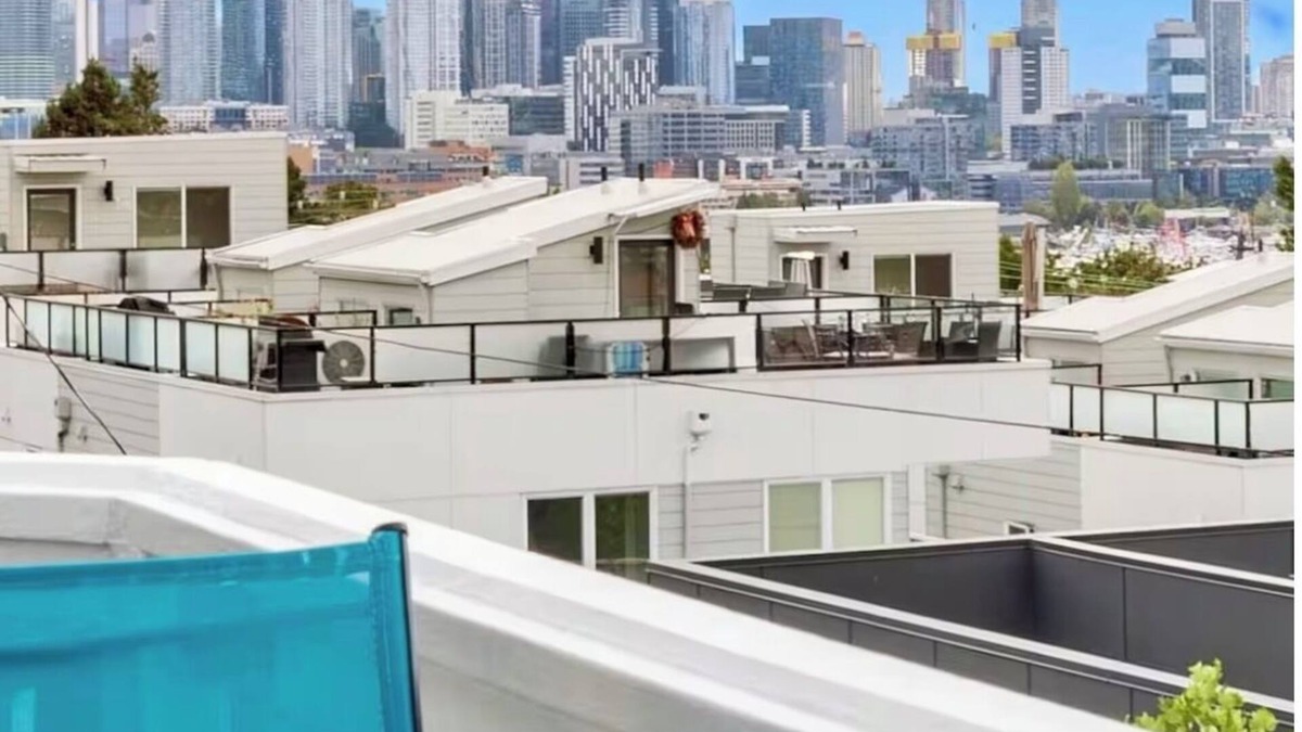 Eastlake House | Luxury! Iconic downtown VIEWS! Space Needle, Lake Union, Olympic Mtns!