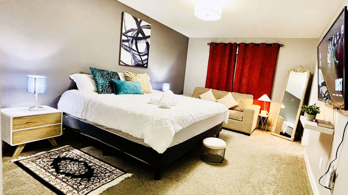Southeast Edmonton House | Luxury in Laurel-8 guests+1 Baby,4 beds,2.5 bath,Dbl Grg,discount w direct book.