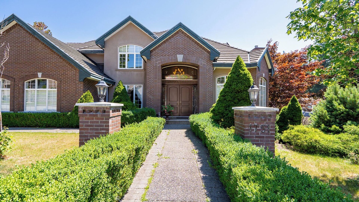 Westwood Plateau House | Luxury Italian-style House-Whole 850 sf Ground Floor-1 bed/1 bath/1 dining