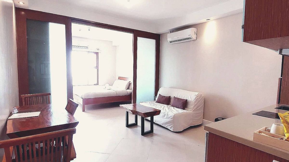 Ermita Night District Condo | Luxury King 1BR 1BA Condo w/Balcony, Bayview, Pool, Netflix