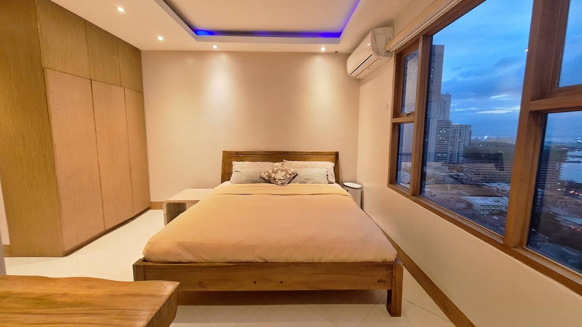 Ermita Night District Apartment | Luxury King 3BR 3BA Condo w/Balcony BayView Pool Netflix