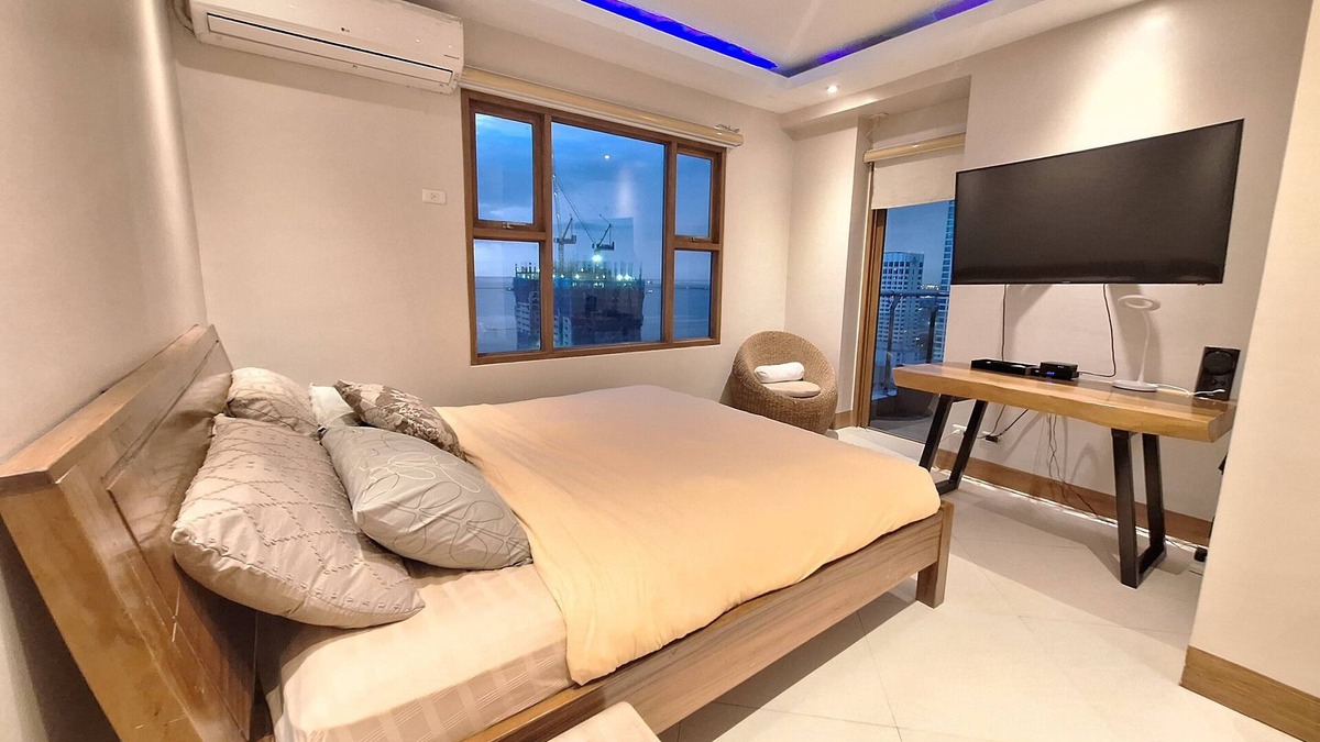 Ermita Night District Condo | Luxury King 4BR 3BA w/2 Balconies Bayview Pool Netflixn