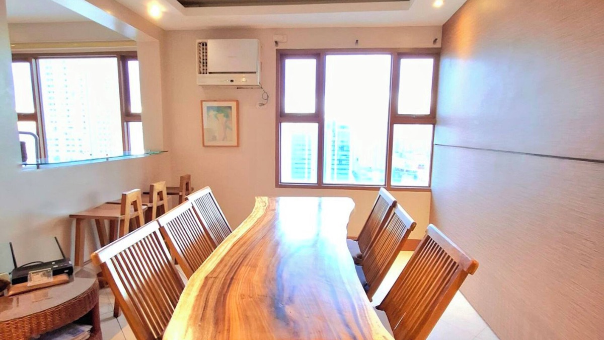 Ermita Night District Apartment | Luxury King 5BR 4BA Condo w/2 Balconies, Ocean View, Pool, Netflix