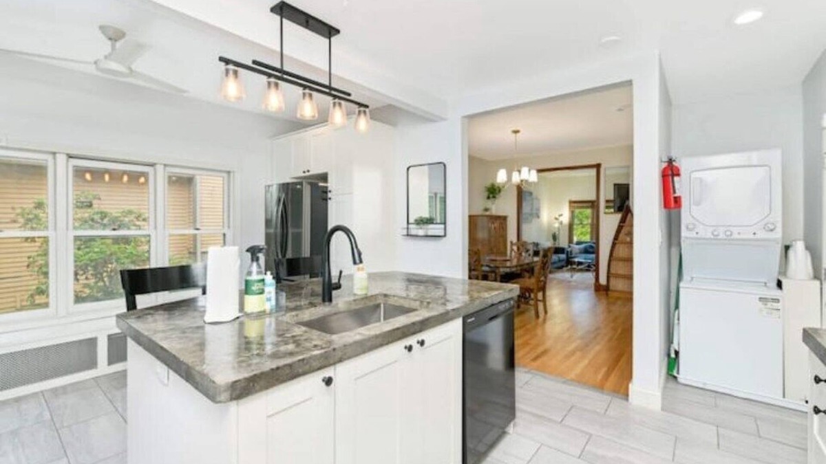 Summit - University House | Luxury King Bed | Newly Renovated | Bright & Sunnyn