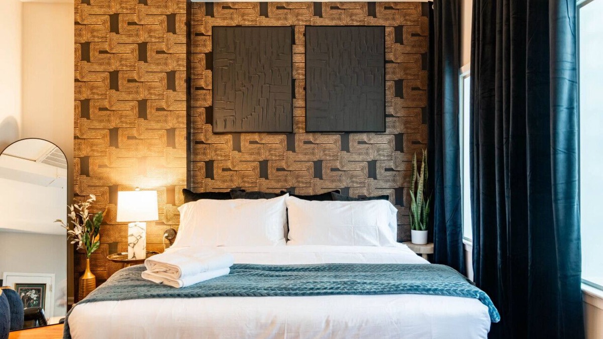 Ann Arbor Apartment | Luxury King bed Studio