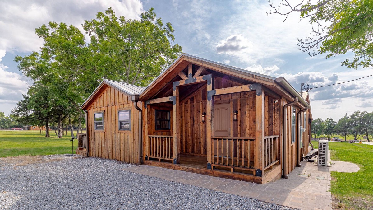 Lavon House | Luxury Lady Bird Cabin at Historical Farm